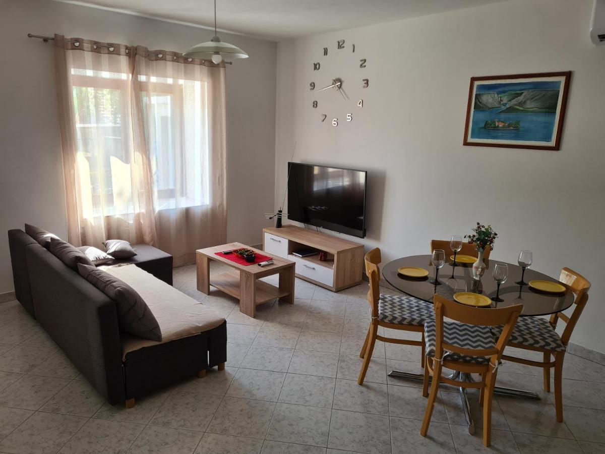 Holiday Home Nena Drnis Luaran gambar